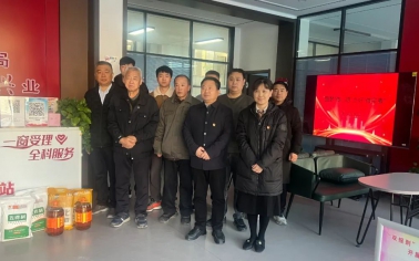 惠眾財(cái)金集團(tuán)組織黨員走進(jìn)社區(qū)開(kāi)展“點(diǎn)亮微心愿 傳遞微幸?！彪p