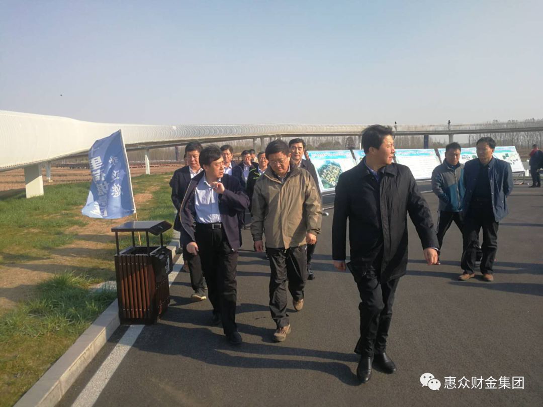 佘春明書記蒞臨十里荷塘視察工作(圖1) 佘春明書記蒞臨十里荷塘視察工作(圖1)