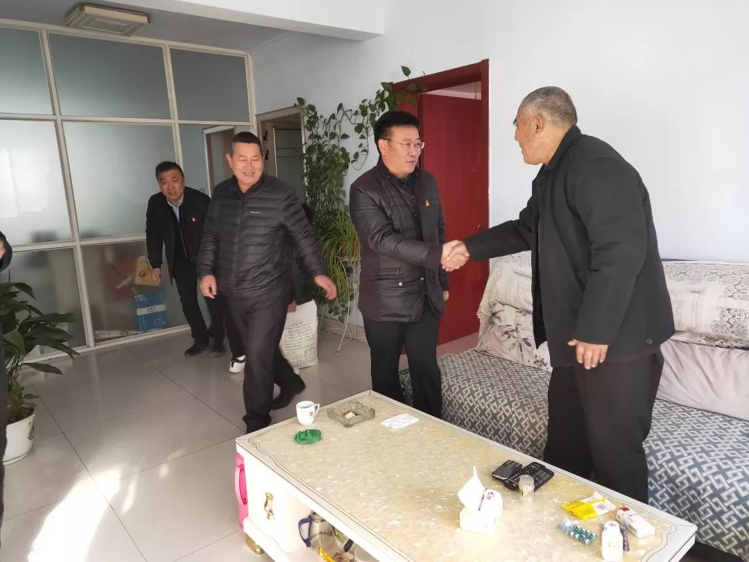 深入社區(qū)“雙報(bào)到” 走訪慰問(wèn)暖人心(圖1)