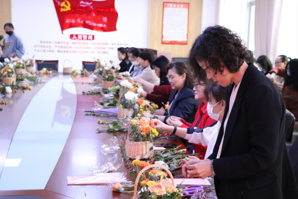 母親節(jié)特色主題活動——“花香祝?！かI愛母親”插花會(圖4)