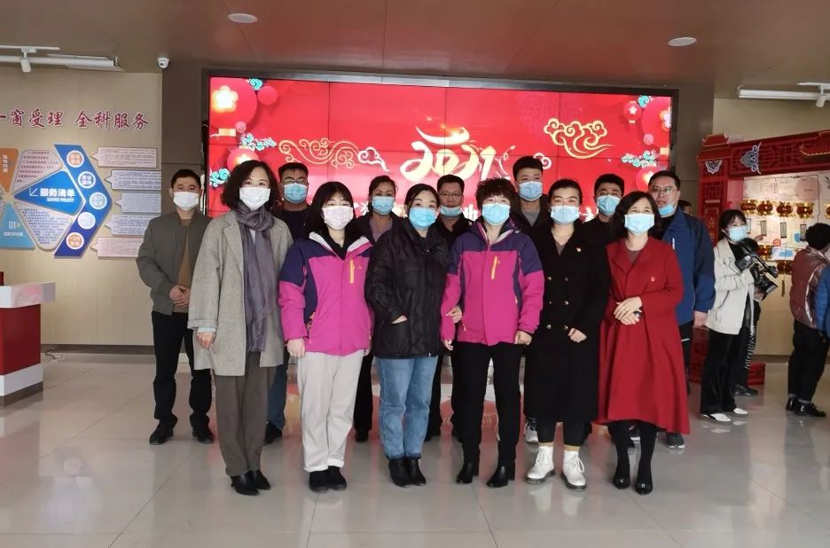 “喜迎元宵猜燈謎 地名文化進(jìn)社區(qū)”雙報(bào)到活動(dòng)(圖1) “喜迎元宵猜燈謎 地名文化進(jìn)社區(qū)”雙報(bào)到活動(dòng)(圖1)