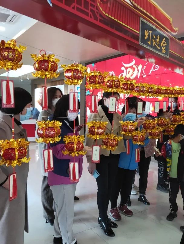 “喜迎元宵猜燈謎 地名文化進(jìn)社區(qū)”雙報(bào)到活動(dòng)(圖3) “喜迎元宵猜燈謎 地名文化進(jìn)社區(qū)”雙報(bào)到活動(dòng)(圖3)