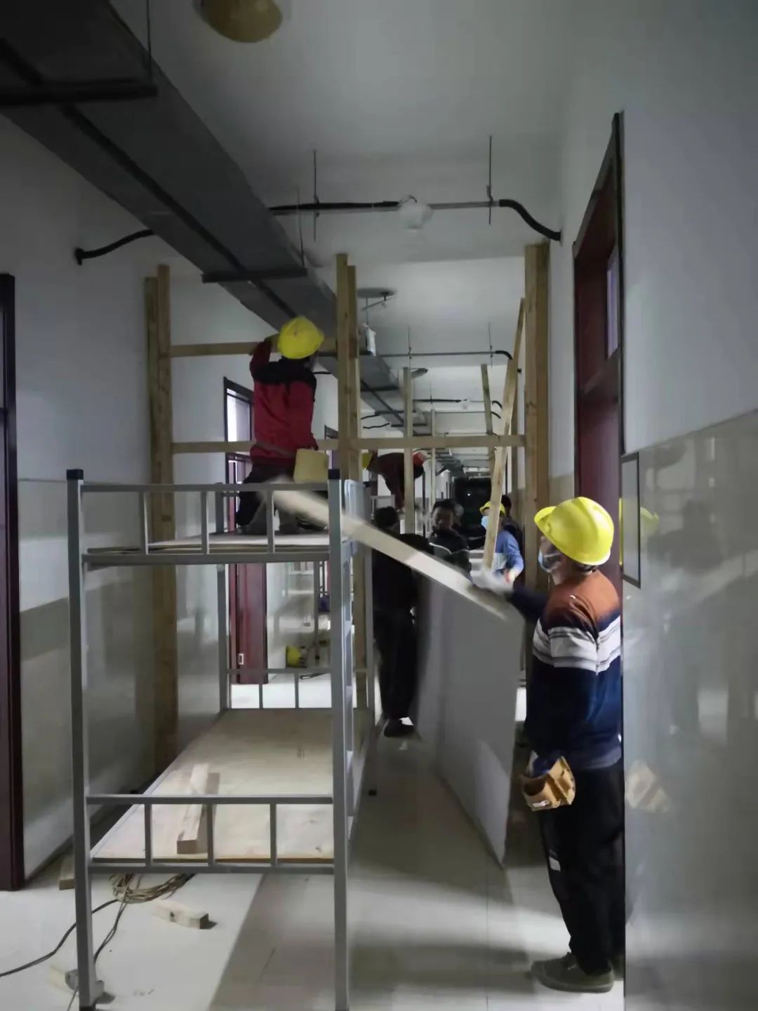 “疫”路有我丨 惠眾財(cái)金集團(tuán)奮戰(zhàn)16小時(shí)！完成338間臨時(shí)隔離用房改造交付(圖3)