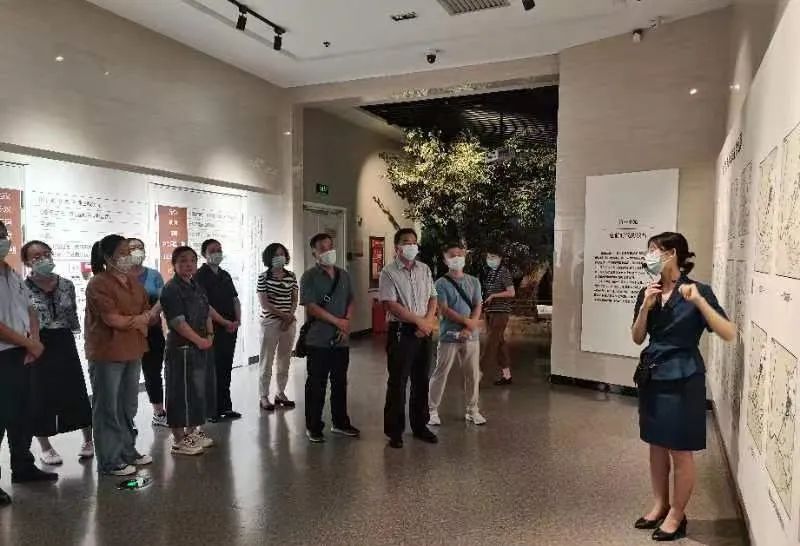 濱城區(qū)財(cái)稅黨建聯(lián)盟“在知愛(ài)建”見(jiàn)行動(dòng)——走進(jìn)濱州市博物館(圖3)