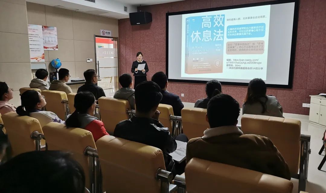 惠眾財(cái)金集團(tuán)青年研習(xí)社舉辦“沁潤(rùn)心靈 享讀人生”讀書(shū)會(huì)活動(dòng)(圖2) 惠眾財(cái)金集團(tuán)青年研習(xí)社舉辦“沁潤(rùn)心靈 享讀人生”讀書(shū)會(huì)活動(dòng)(圖2)